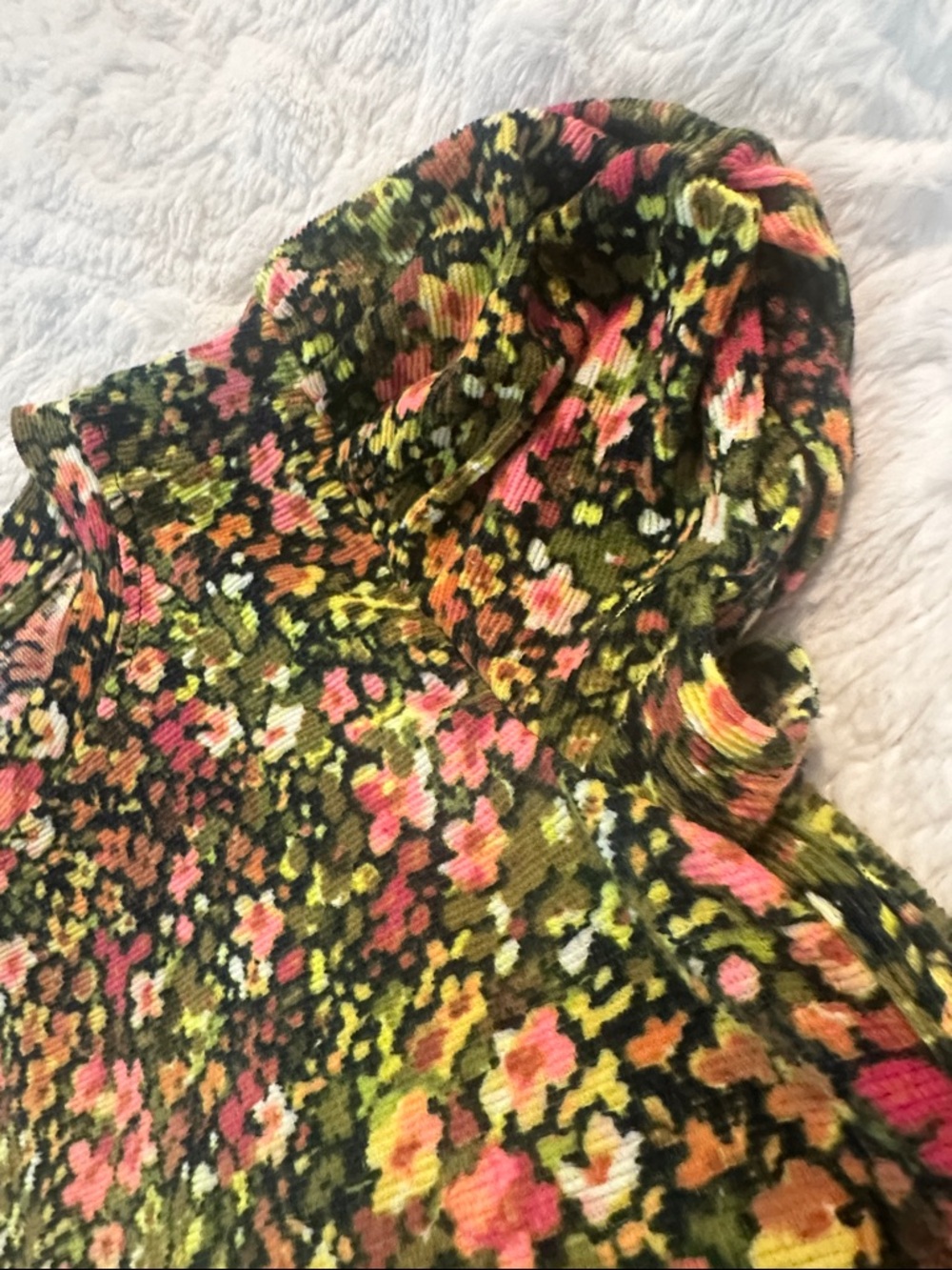 Crown & Ivy Floral Puff Sleeve Blouse in Green, Pink, Yellow M - Picture 8 of 9